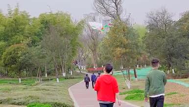 公园户外人群放风筝、划船实拍视频（4k）视频的预览图